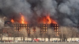 Пожарные разбирают завалы после пожара в «Невской мануфактуре» в Петербурге