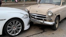 «Столкновение эпох»: в столице «Москвич» въехал на встречке в Jaguar