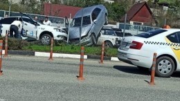 Видео: несшееся на скорости авто влетело на крышу другого. За рулем обоих были дамы