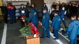 Погибшего при пожаре на «Невской мануфактуре» спасателя проводили в последний путь под звуки сирен