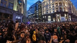 Видео: толпа набросилась на инакомыслящего на незаконной акции в Москве