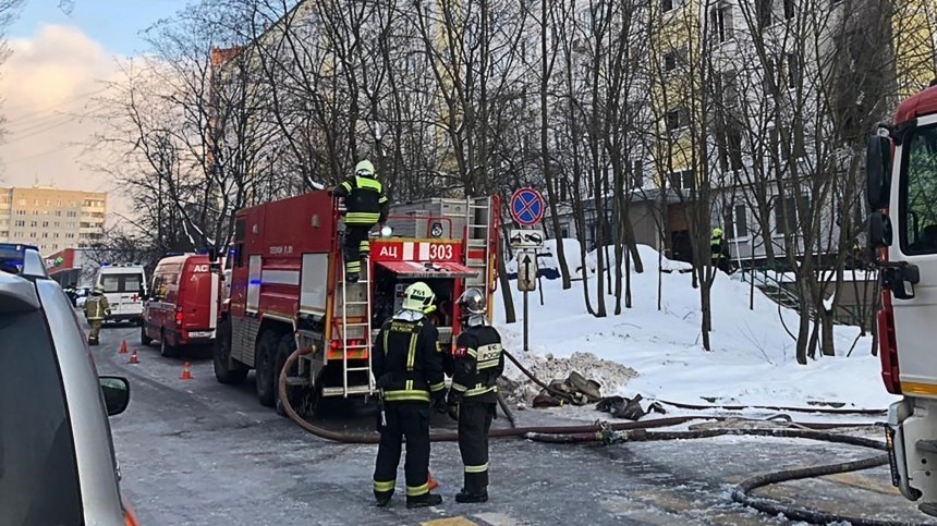 Пожар в квартире на юге Петербурга перебросился на другие этажи