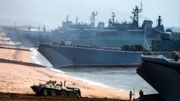 Российские военные начали возвращаться на базы после учений в Крыму — видео