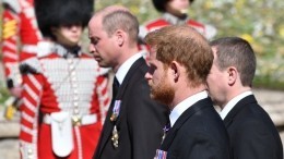 Читайте по губам: о чем говорили Гарри и Уильям после похорон принца Филиппа?