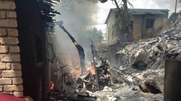 Военный вертолет влетел в жилой дом в Зимбабве, четверо погибли — видео с места