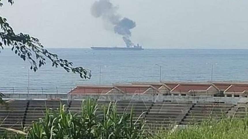 Танкер загорелся в бухте сирийского порта после атаки беспилотника