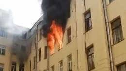 Пенсионерка пострадала в результате пожара в жилом доме в Петербурге — видео