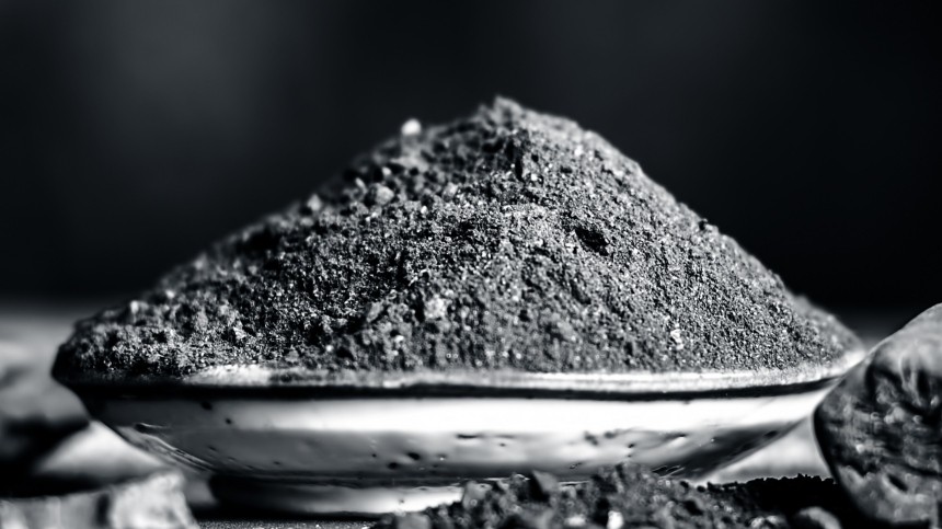Мощный оберег: как приготовить черную соль в Чистый четверг и отогнать ею беды