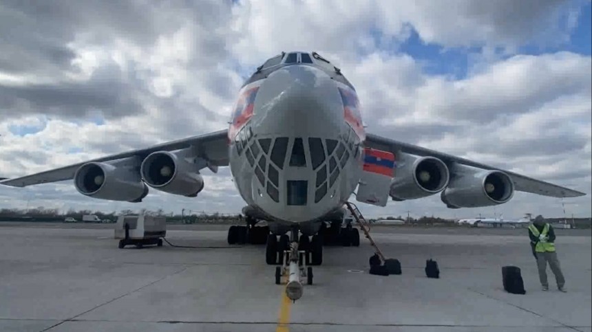Первый самолет МЧС РФ с экстренной медпомощью приземлился в столице Индии