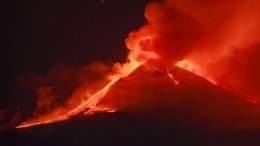 Пролетая над жерлом вулкана: дрон растаял в потоках лавы при съемках извержения
