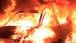 Машина с двумя запертыми внутри детьми загорелась в Подмосковье — видео