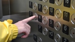 Неизвестный в Самаре избил и ограбил ребенка в лифте — видео