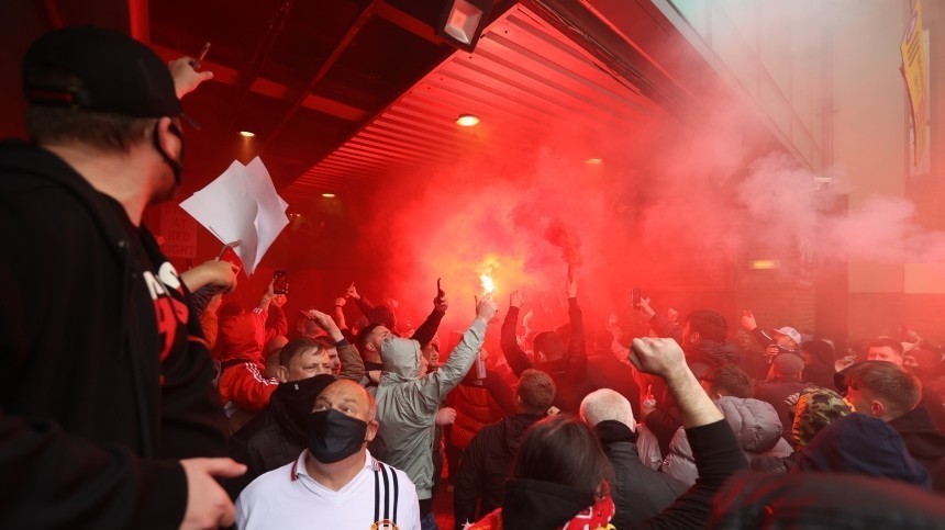 Фанаты «Манчестер Юнайтед» прорвались на поле «Олд Траффорд» ради акции протеста