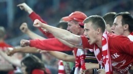Видео: фанаты «Спартака» и «Арсенала» закидали друг друга креслами во время матча