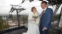 Три десятка пар одновременно поженились на канатной дороге в Москве