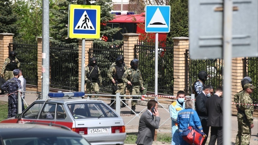 Видео: Силовики готовятся к штурму школы в Казани, где ...