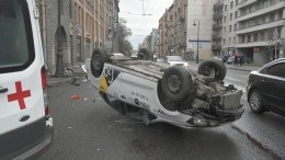 В Петербурге такси на скорости влетело в столб и перевернулось — видео