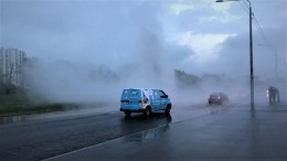 Видео: фонтан с кипятком забил посреди дороги в Петербурге