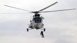 Два росгвардеца разбились под Мурманском, спускаясь на веревке с вертолета — видео