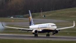 Летевший из Афин в Вильнюс самолет экстренно сел из-за сообщения о минировании