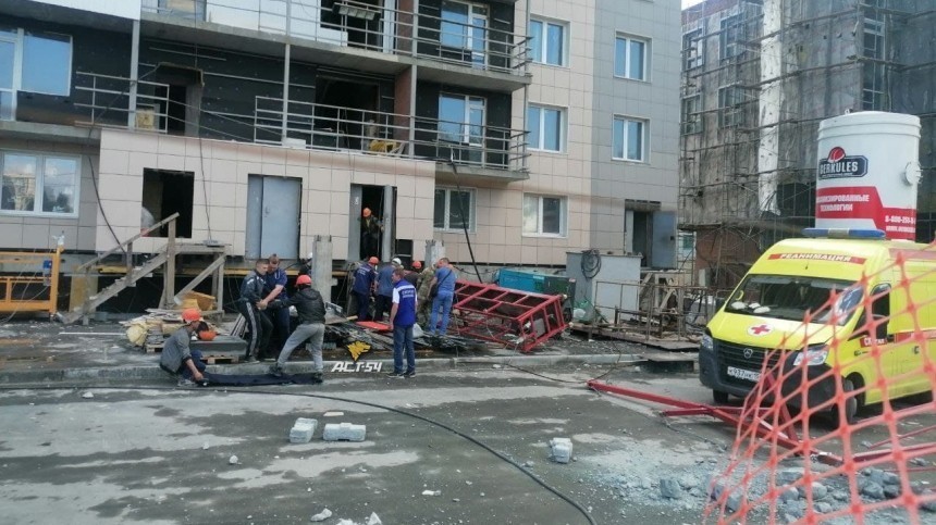 Люлька с рабочими рухнула с высоты на стройке в Новосибирске