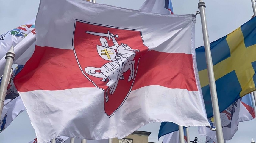В Риге вывесили оппозиционный флаг Белоруссии вместо государственного