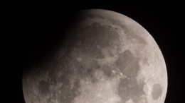Уникальное явление: Видео лунного затмения, накрывшего Землю