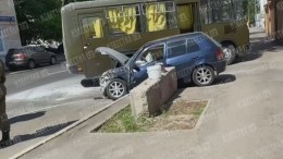 Видео: Военный автобус попал в аварию в центре Москвы