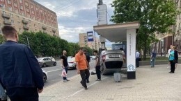 Жесткое видео: авто влетело в остановку на Кутузовском проспекте и перевернулось