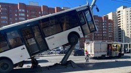 Автобус с пассажирами влетел в столб на юго-западе Петербурга