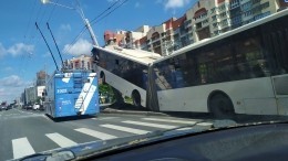 Перевозчик прокомментировал ДТП со «вставшим на дыбы» автобусом в Петербурге