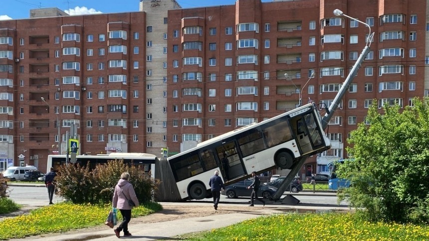 Список пострадавших из «вставшего на дыбы» автобуса в Петербурге