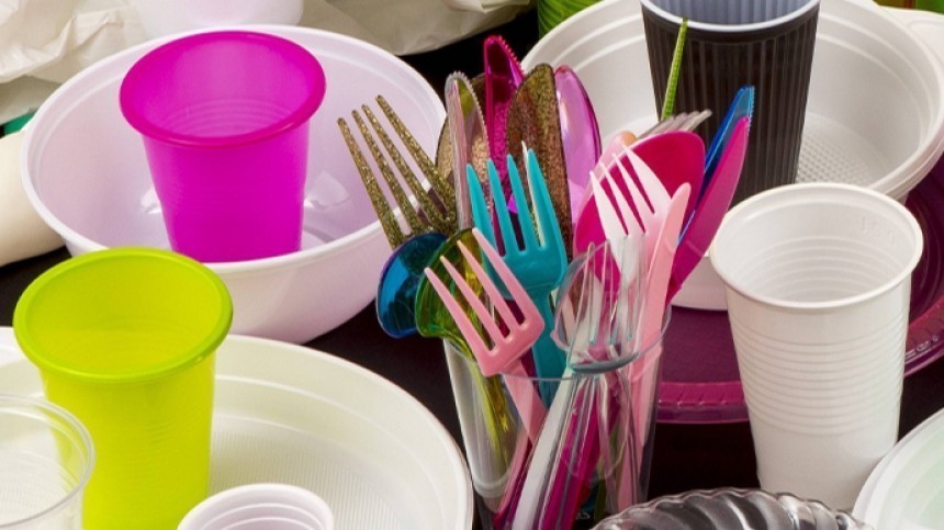 Ватные палочки и пластиковая посуда вне закона: планы Кабмина