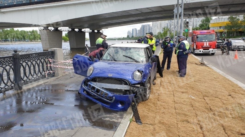 Упал в москву реку. Авария на Нагатинской набережной. ДТП на Нагатинской набережной. Машина упала в реку Москва. Машинки на набережной.