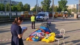 Момент опрокидывания батута с детьми в Барнауле попал на видео