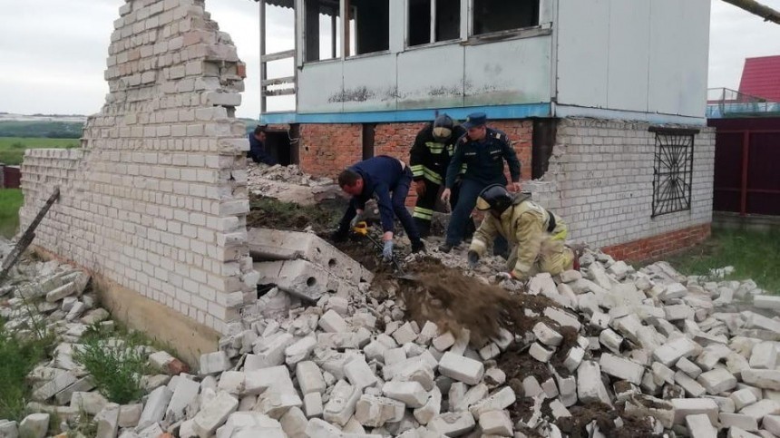 Трое детей погибли при обрушении дома под Воронежем — фото