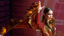 Жар-птица Бузовой и «бинарный» Милохин: самые яркие костюмы на дорожке Муз-ТВ
