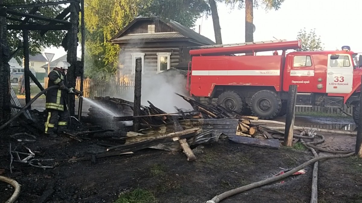 Видео с места пожара в Пермском крае, где погибли трое детей