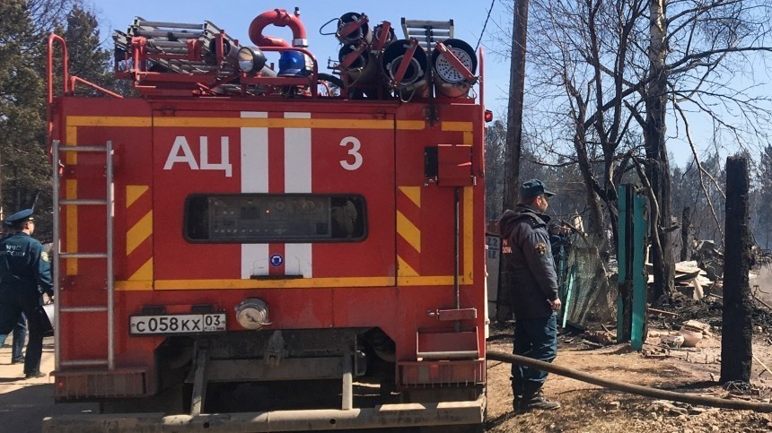 На этом угольном столе поместилось