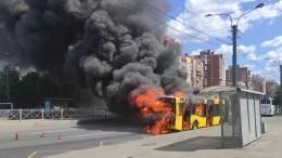 Видео: Пассажирский автобус загорелся в Приморском районе Петербурга