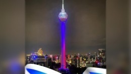 Телебашню в столице Малайзии окрасили в триколор в честь Дня России — видео