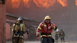 Мощный пожар произошел возле газовой заправки в Петербурге