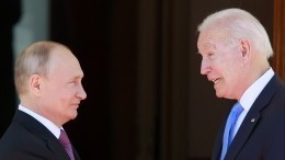 Хохлома и хрусталь: Путин и Байден обменялись подарками на встрече в Женеве