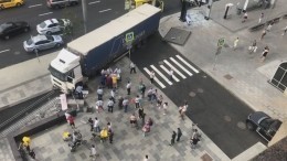 Видео: фура въехала в подземный переход в центре Москвы