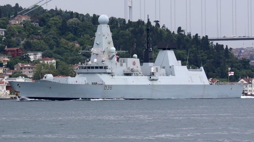 Как у себя дома: британский эсминец вторгся в границы РФ в Черном море