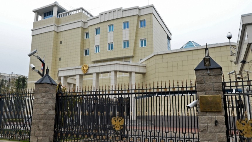В ворота посольства России в Минске въехал легковой автомобиль