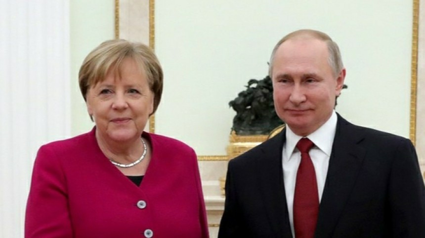 «Евросоюз допетляется»: на Украине обиделись на Меркель за саммит ЕС с Путиным