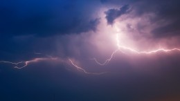 Молния убила двух прятавшихся от дождя в беседке мужчин под Екатеринбургом