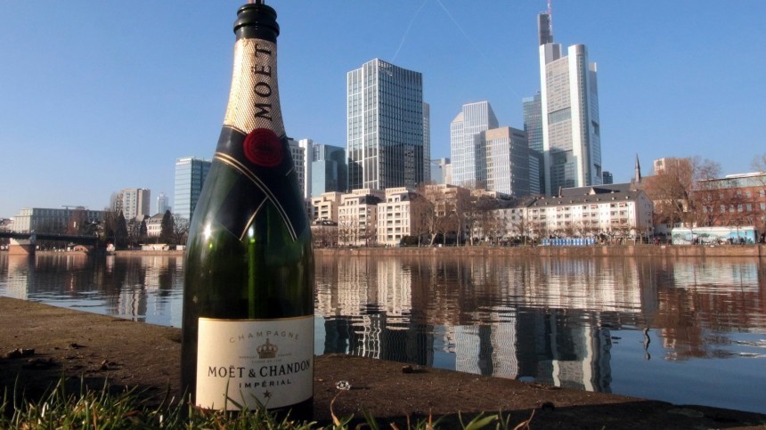 Передумали уходить: Moet Hennessy продолжит ввоз шампанского в Россию