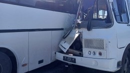 Маршрутка влетела в автобус в Курске — фото